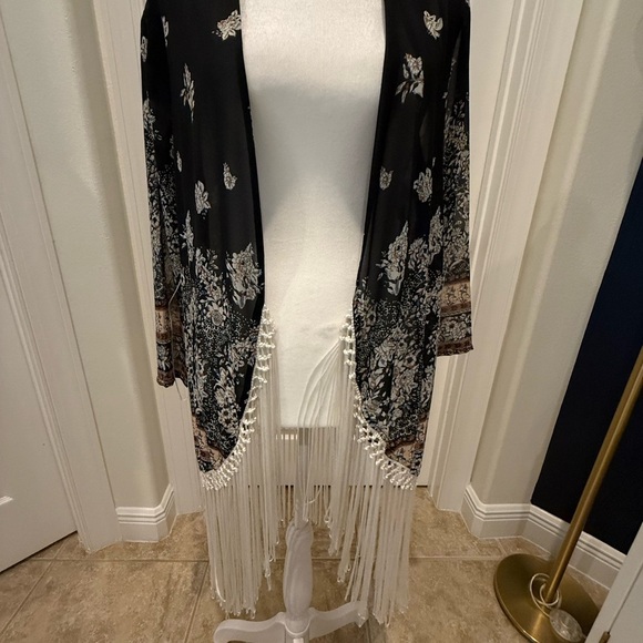 Abercrombie and Fitch Black Floral Fringe Kimono Small - Picture 1 of 4